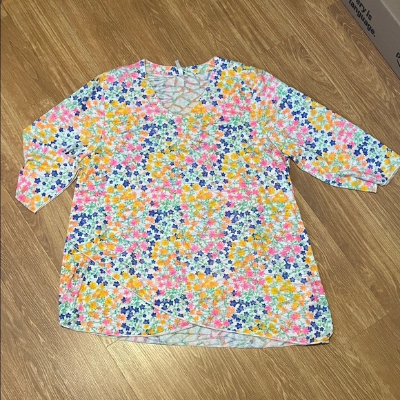 Lulu-B Multicolor Floral Top super soft. Excellent condition size XL - Picture 1 of 4